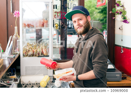 salesman making hotdog in fast food snack bar 10969008