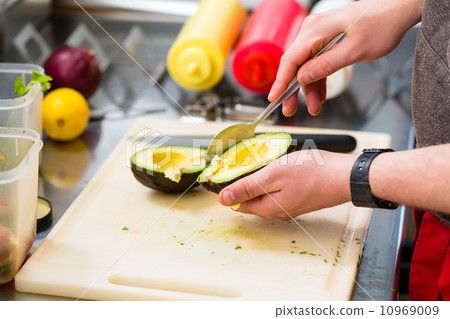 chef making hotdog in fast food snack bar 10969009