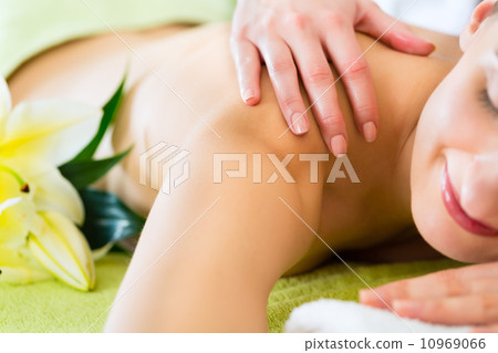 woman having wellness back massage in spa 10969066