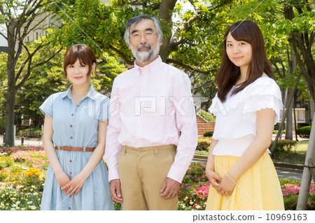 教授和女大學生 10969163