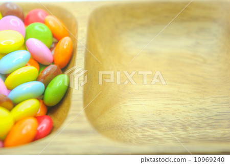 複製木船的空間充滿五顏六色的五穀巧克力 10969240