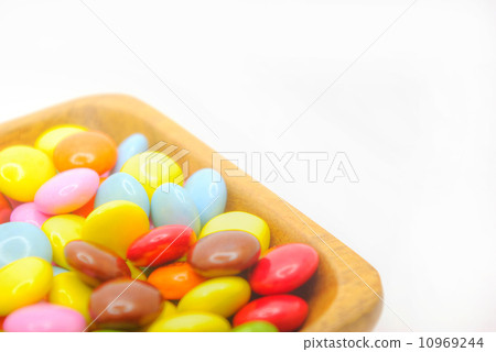 五顏六色的五穀巧克力在木船 五顏六色的五穀巧克力在木船 10969244