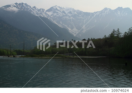 Kamikochi Taisho pond and Hodaka mountains 10974024