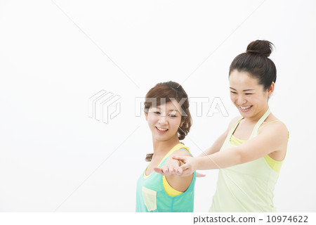 瑜伽課堂教師和學生 10974622