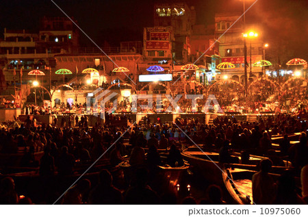 富裕的信徒在陸地上，其他人在船上Banarasu Puja 10975060