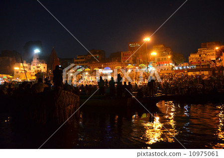 巴納拉斯日落祈禱充滿了信徒和遊客，Puja 10975061