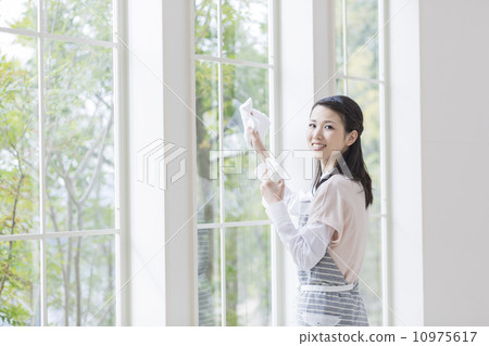 婦女清潔窗戶 10975617