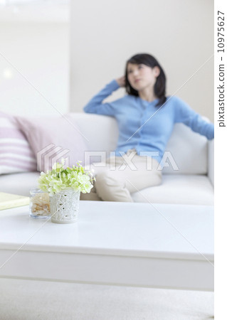 女人坐在沙發上 10975627