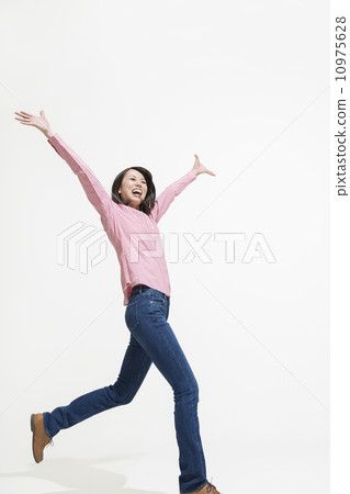 握兩隻手的一名微笑的婦女 10975628