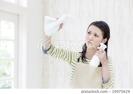 女人皺眉的臉 10975629