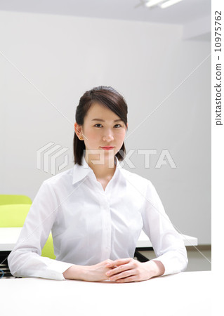 Women in the seminar room 10975762