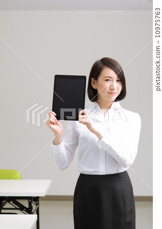 Women in the seminar room 10975763