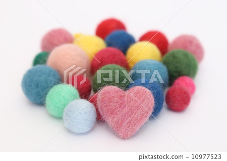 Wool felt ball and heart 10977523