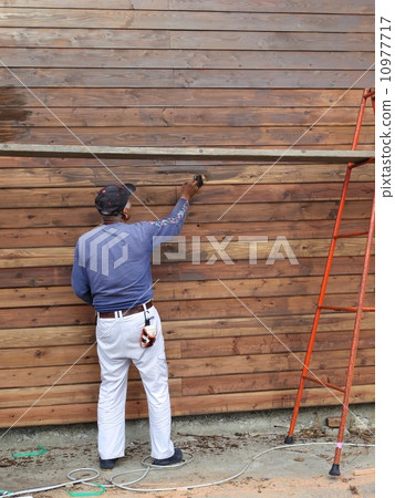 People who paint the wall 10977717