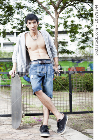 Skateboarder 10978844