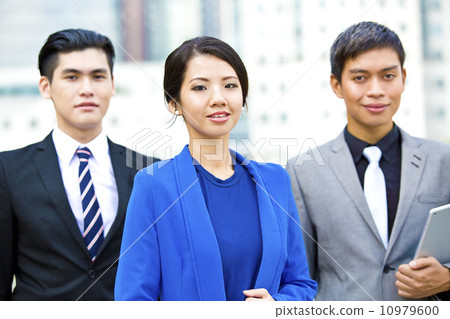 Asian business executives looking confident standing in a row 10979600