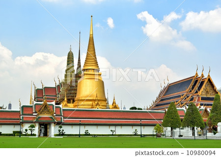 Wat Phra Kaeo, Bangkok, Thailand 10980094