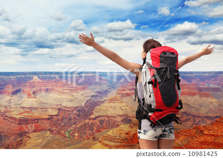 woman mountain hiker in grand canyon 10981425