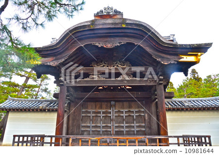 Daitokuji's "Tesutomonmon" (Kitano-ku Kyoto City Dai-Dori Town) Daitokuji's "Tesutomonmon" (Kitano-ku Kyoto City Dai-Dori Town) 10981644