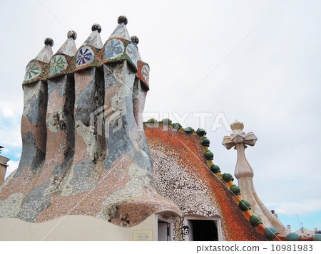 Casa Batlló rooftop object Casa Batlló rooftop object 10981983