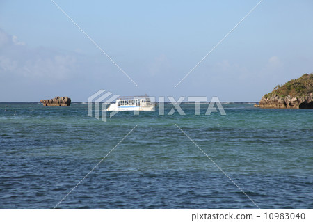 A clean sea and a ship at Ishigakijima 10983040