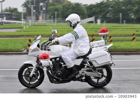 騎著摩托車的警察 陰雨的天空 警察