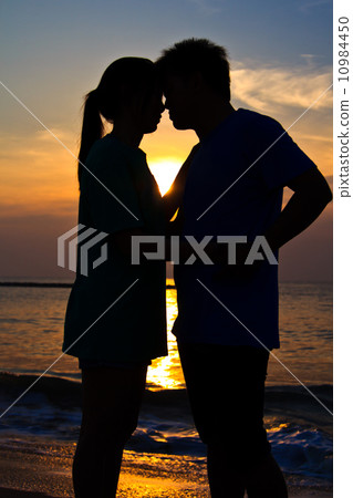 Silhouettes of lovers Silhouettes of lovers 10984450