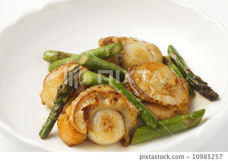 用扇貝和蘆筍黃油炒 用扇貝和蘆筍黃油炒 10985257