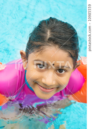 Learning swimming 10985559