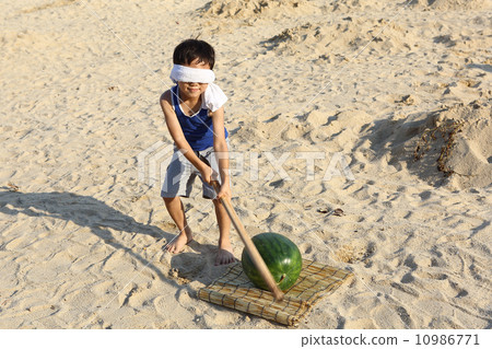 Boy breaking watermelon 10986771