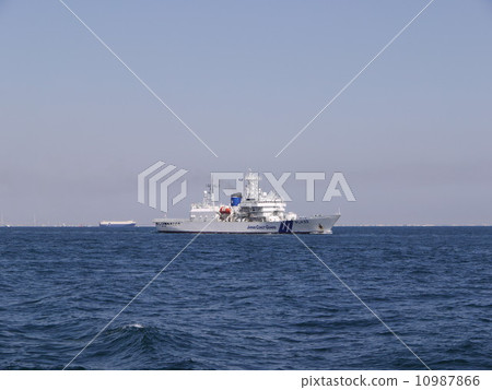 Japan Coast Guard patrol boat going through Tokyo Bay 10987866