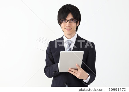 經營平板電腦的男性員工 經營平板電腦的男性員工 10991572