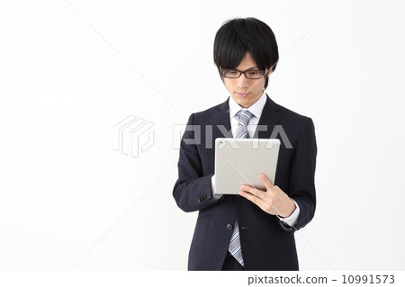 經營平板電腦的男性員工 經營平板電腦的男性員工 10991573