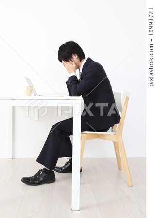 用手蓋住他/她的臉的商人 10991721