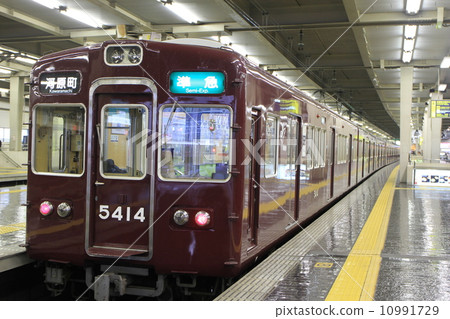 Hankyu train that stopped at Umeda station 10991729