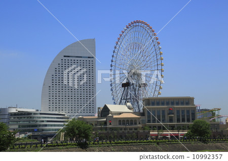 Hotel and Ferris wheel 10992357