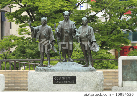 Mito Komon Grant Mr. Mr. Mr. Mr. Mr. Mito Komon statue: Komon gate in the center, Susumu left, right stature. Mito station North exit. 10994526