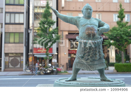 國技館通「相撲力士像」 - 橫綱土表入(雲龍風格)(JR兩國站東口附近 / 東京都墨田區兩國) 國技館通「相撲力士像」 - 橫綱土表入(雲龍風格)(JR兩國站東口附近 / 東京都墨田區兩國) 10994906