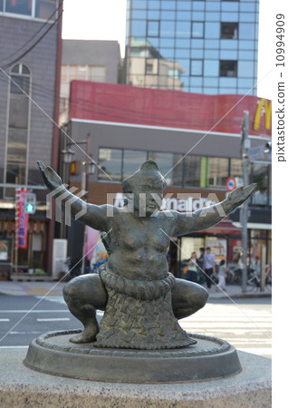 "Statue of sumo wrestlers" on Kokugikan Street, performing the "Shiranui-gata" ring-enter (near the east exit of JR Ryogoku Station, Ryogoku, Sumida-ku, Tokyo) "Statue of sumo wrestlers" on Kokugikan Street, performing the "Shiranui-gata" ring-enter (near the east exit of JR Ryogoku Station, Ryogoku, Sumida-ku, Tokyo) 10994909