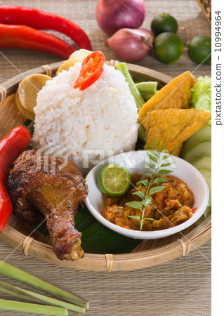 indonesian fried chicken rice 10994964