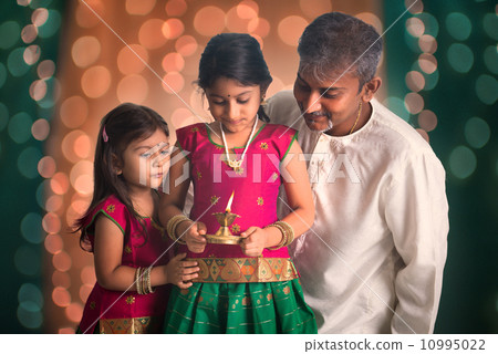 indian family fagther and daughter celebrating diwali ,fesitval 10995022