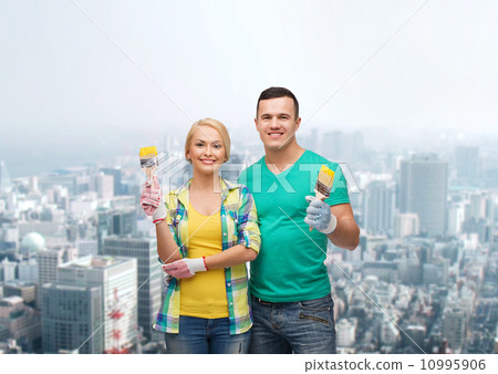 smiling couple with paintbrush 10995906