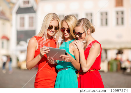 beautiful girls toursits looking into tablet pc beautiful girls toursits looking into tablet pc 10997274