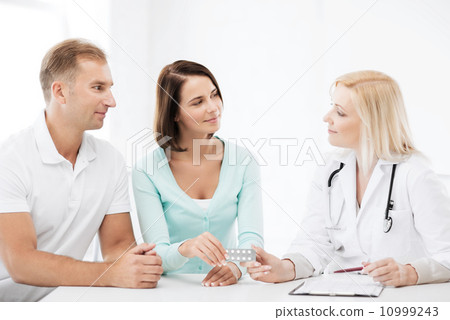 doctor giving pills to patients 10999243