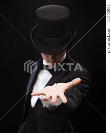 magician holding something on palm of his hand 11000098