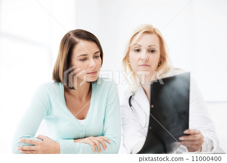 doctor with patient looking at x-ray 11000400