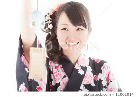 Female college student wearing a yukata laughing happily with wind chimes in hand 11001014