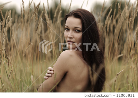 woman on in the rye 11003931