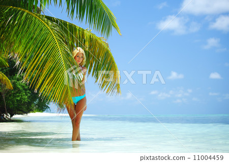 woman in a bikini 11004459