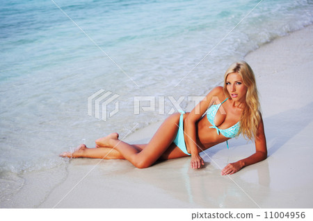 woman on the sand the ocean coast 11004956